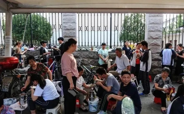 中小学|高中家长“送饭”惹争议，门口“野餐”成风景线，是溺爱还是关爱