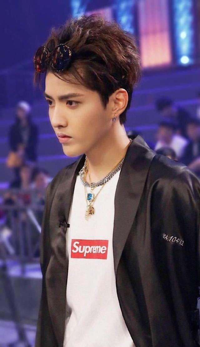 周炜|冯小刚有眼光，当年送吴亦凡一件衣服，告诫他：年轻人要收收锋芒