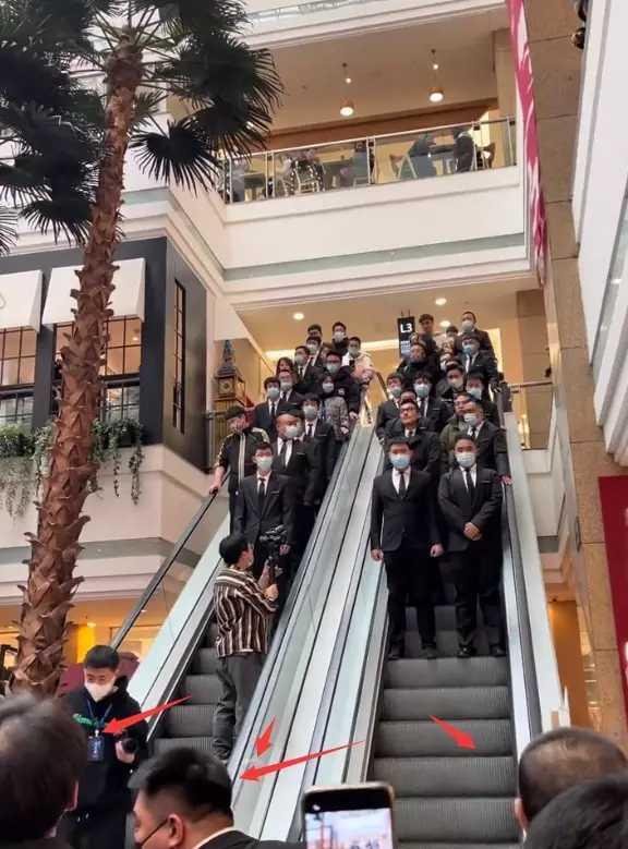 胡兵|胡兵带30+保镖出席活动引争议:保镖多到占俩电梯,不料现场无人识