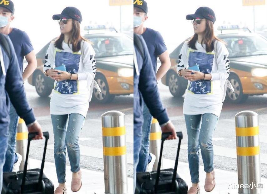 Ainee小屋 林心如私下穿得挺随意，印花T恤配牛仔裤简约随性，但挺减龄的