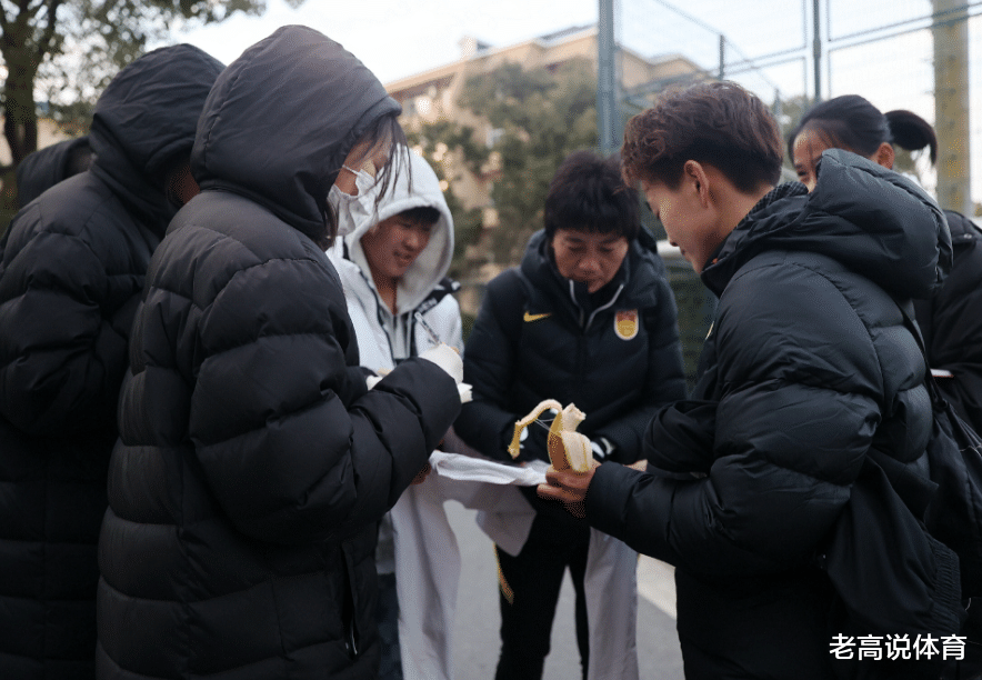 水庆霞|中国女足集结备战亚洲杯，王霜与主帅水庆霞合影似母女