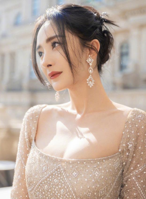 曹云金|杨幂发展后续无力？穿过季礼裙活动，地位逐渐被赵丽颖取代