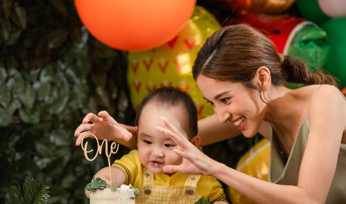 方脸妹说时尚|郑嘉颖夫妇为子庆生,小22岁娇妻穿吊带撞脸娜扎,观音盘腿坐真牛