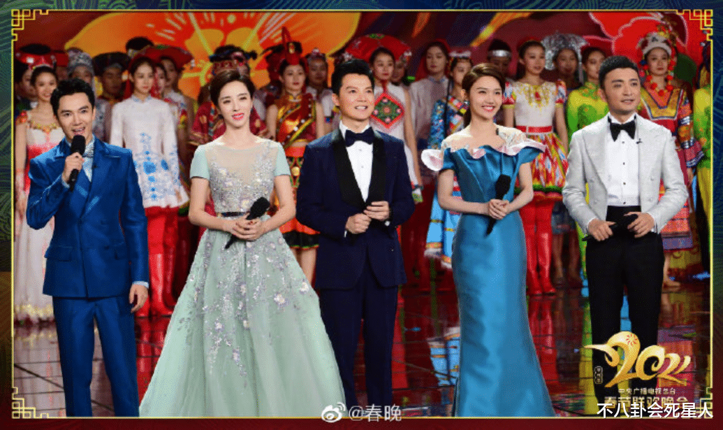 张萌|何穗穿80斤秀服,张梓琳挺6月孕肚,在春晚走的这场秀有点尴尬!