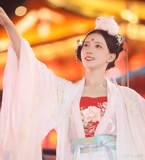 冯佳晨|网友偶遇“不倒翁小姐姐”皮卡晨，满脸沧桑黑眼圈重，看着像45岁