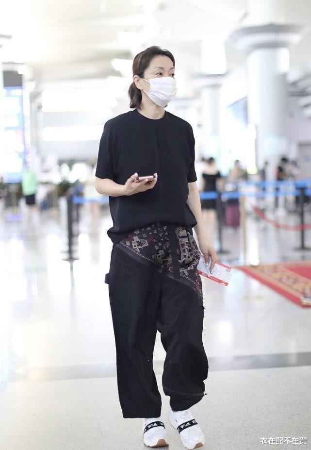 衣在配不在贵|毛阿敏真是“阿姨辈”清流，不穿裙装穿小伙子衣服，却意外显年轻
