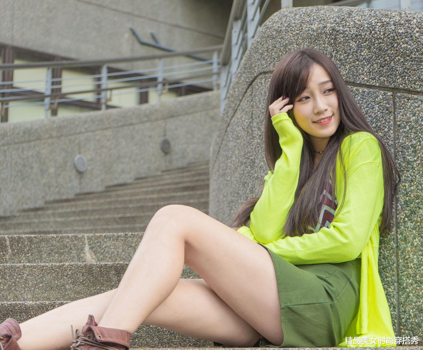 |W条纹衬衫下搭一条军绿色短裙，整套搭配OL知性范儿十足。