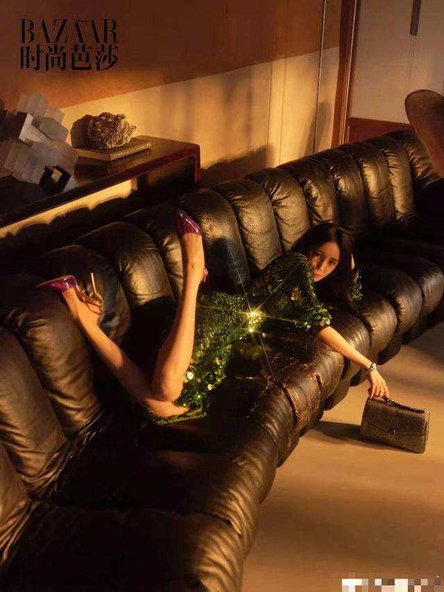 杨幂|杨幂照片曝光,被批坐姿不雅,拍摄角度有问题在打擦边球