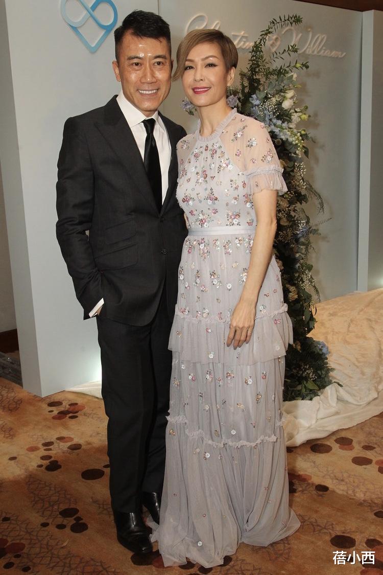 芦笋|69年的伍咏薇穿搭真减龄,穿薄纱连衣裙配短发,好身材大婶辈少见