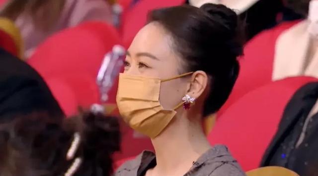 杨紫|品质盛典现场，杨紫和倪妮最惜命，戴上最朴素的外科医用口罩
