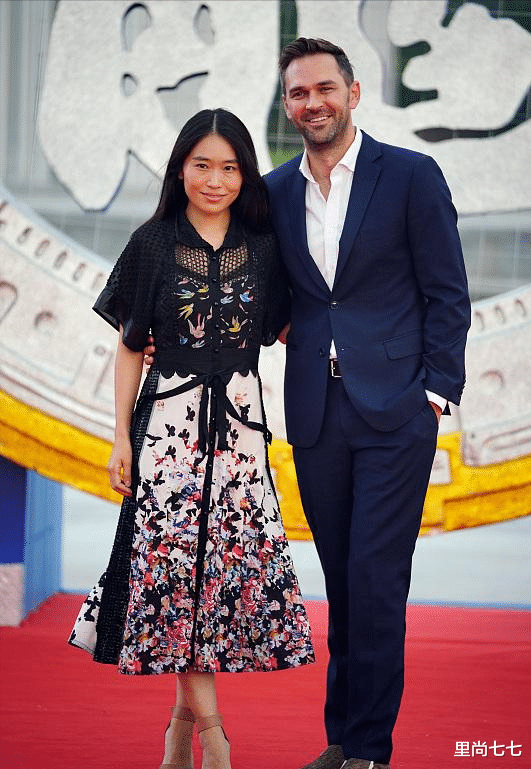 张末|张艺谋携女走红毯，38岁张末罕见精致不敢认，浓妆艳抹撞脸章子怡