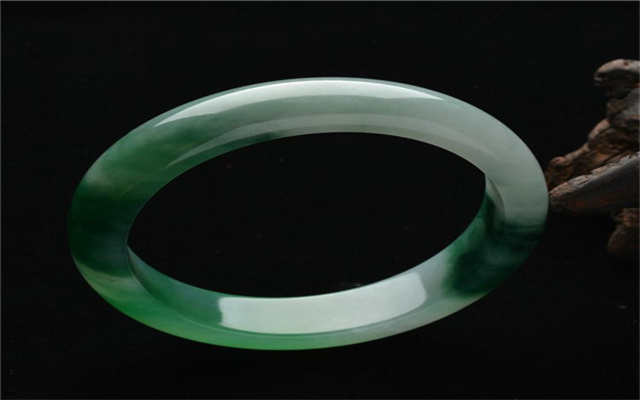 翡翠|最常见的糯种翡翠，在翡翠中属于什么档次？