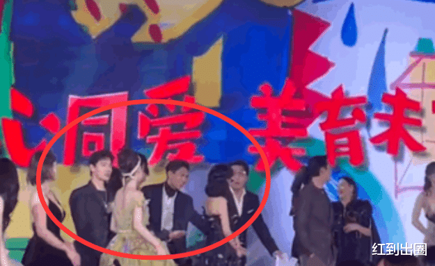 杨幂|芭莎慈善夜内场曝光，杨幂坐主桌连开两瓶酒，前菜无人动筷太尴尬