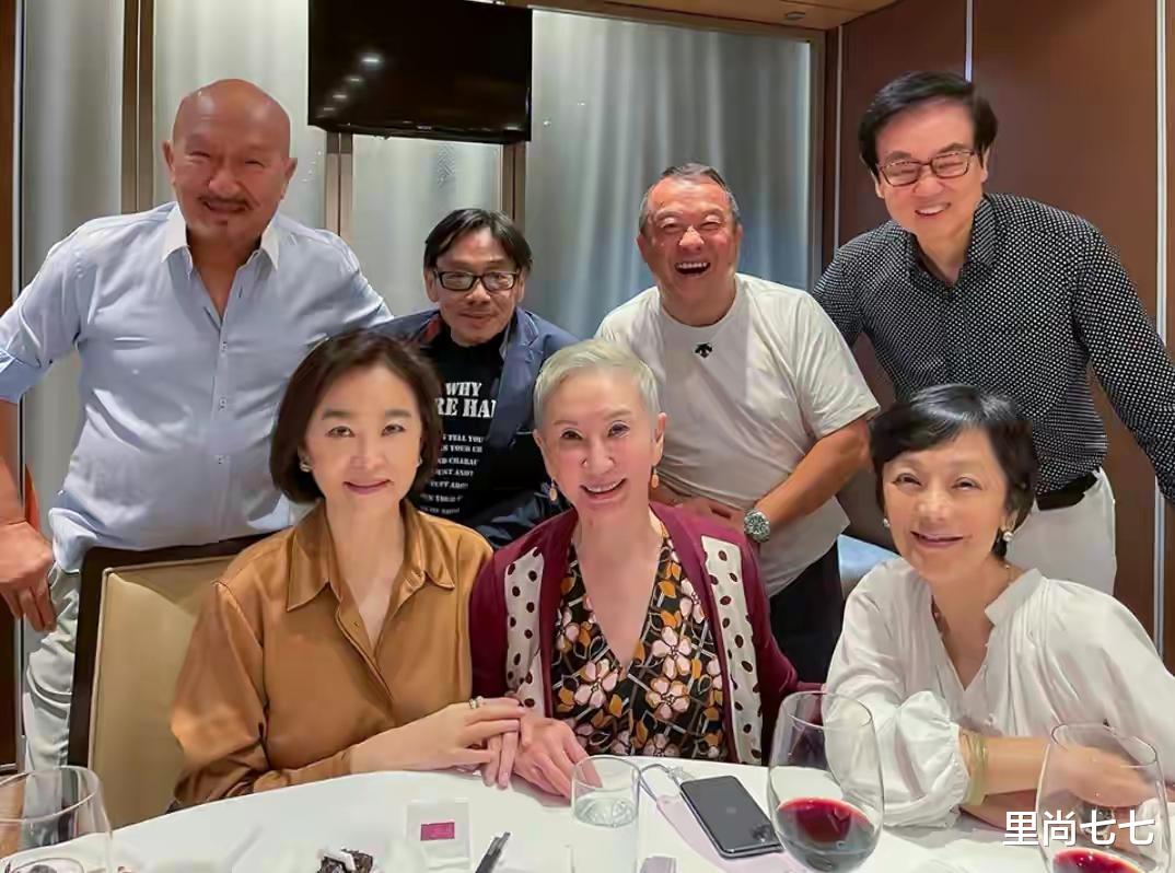 林青霞|67岁林青霞罕见秀性感，穿包臀裙小腹紧绷，天鹅颈比张艾嘉长一倍