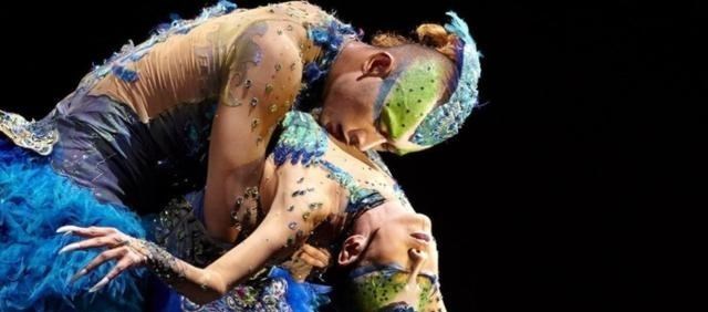 杨丽萍|杨丽萍与男徒弟排练啥样？不分年龄互动亲密，网友：真是欣赏不了