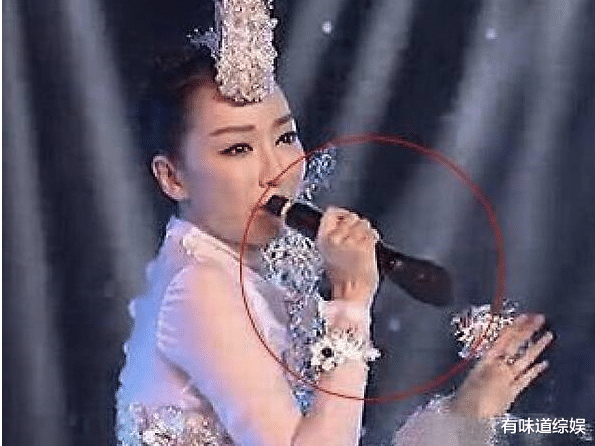 萨顶顶|有种“整容”叫萨顶顶卸妆，神婆变女神，网友：早这样早就火了