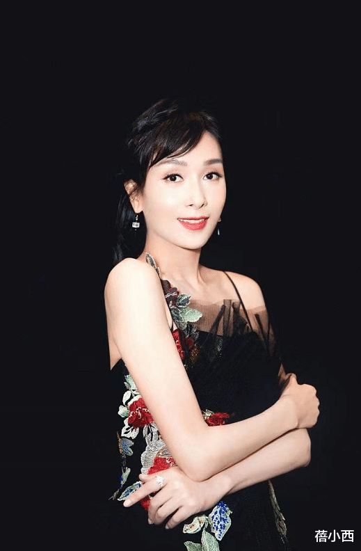 蓓小西|杨恭如真的快50岁了？穿吊带纱裙美得出众，这身材和气质70后少见