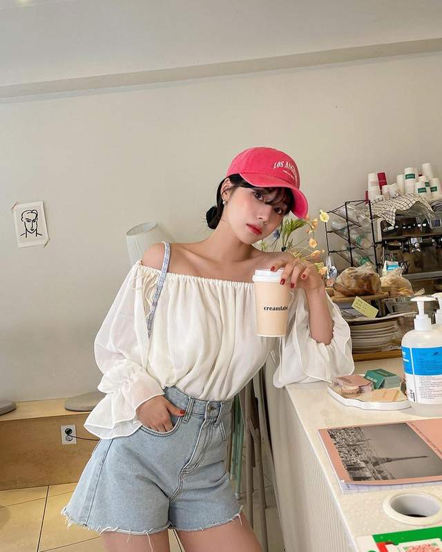Fashion课代表|肩膀好看的女生别错过一字肩衬衫,轻松展露直角肩,颇有女神范儿