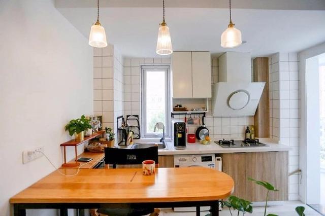 40平米的单身公寓装修完工,入门就被迷住了,半圆阳台采光超棒