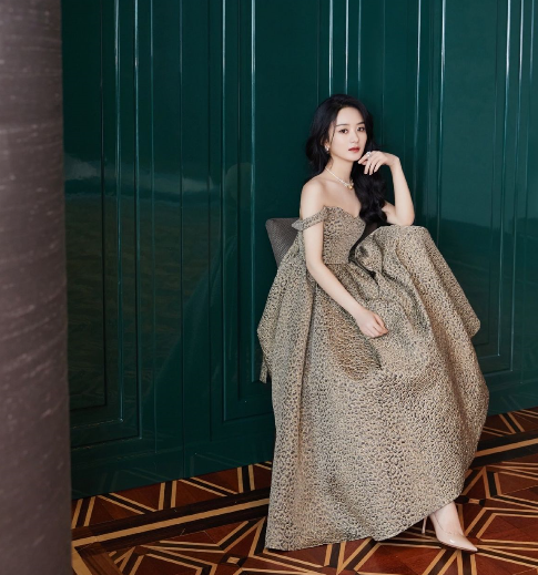 赵丽颖|赵丽颖打扮精致高调现身，手上戴鸽子蛋钻戒，颖宝笑容满面风格大变