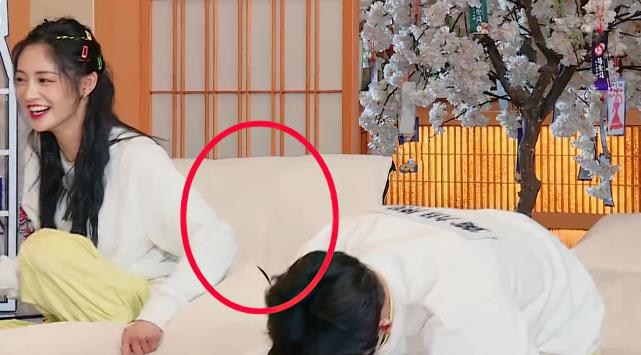 周洁琼|黄旭熙突然躺倒在她身上，周洁琼的“反应”让人心疼，不红的心酸