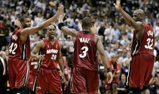 四叶草海之恋|06年韦德究竟是不是单核夺冠？看看他队友的糟糕数据就知道了！