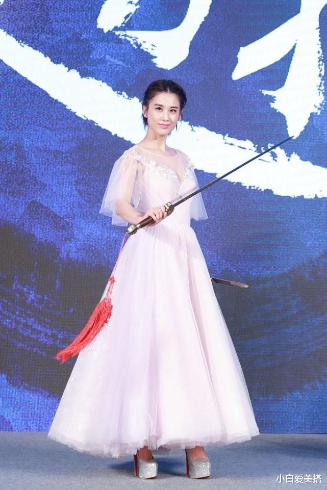 小白爱美搭|黄圣依年近40岁，还敢穿这么“凉爽”，为了展现女人味也是拼了