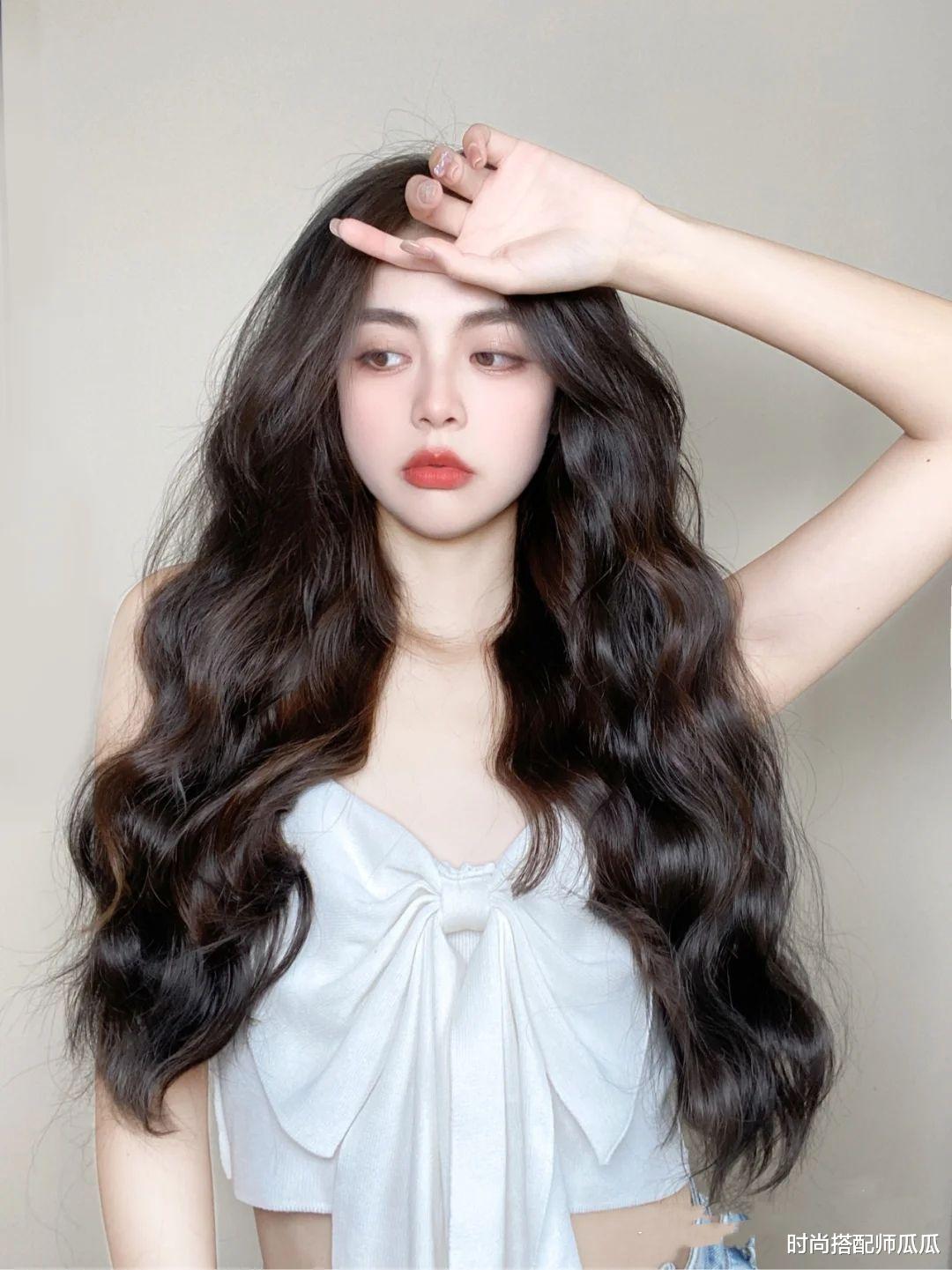 刘海|海清的长发造型真的很年轻，像小姑娘一样，穿得老气也不显年龄