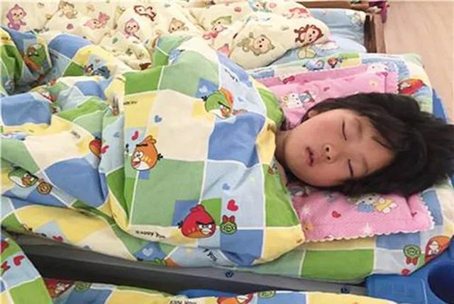 “睡着的小朋友请举手”萌娃被老师套路,神反应萌翻网友的心