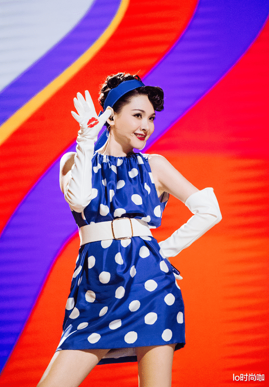 lo时尚咖|40+的程莉莎穿水手服扮嫩太成功，微露香肩自信靓丽，不见老态