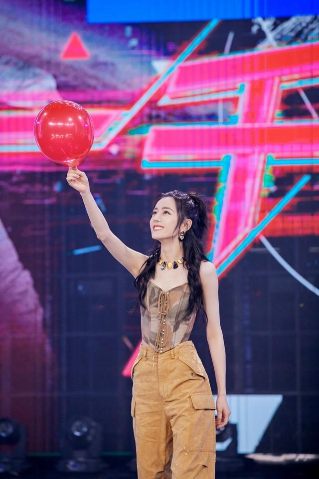 旗袍公馆|热巴再登《快本》,穿迷彩小吊带秀“巴掌腰”,又甜又酷