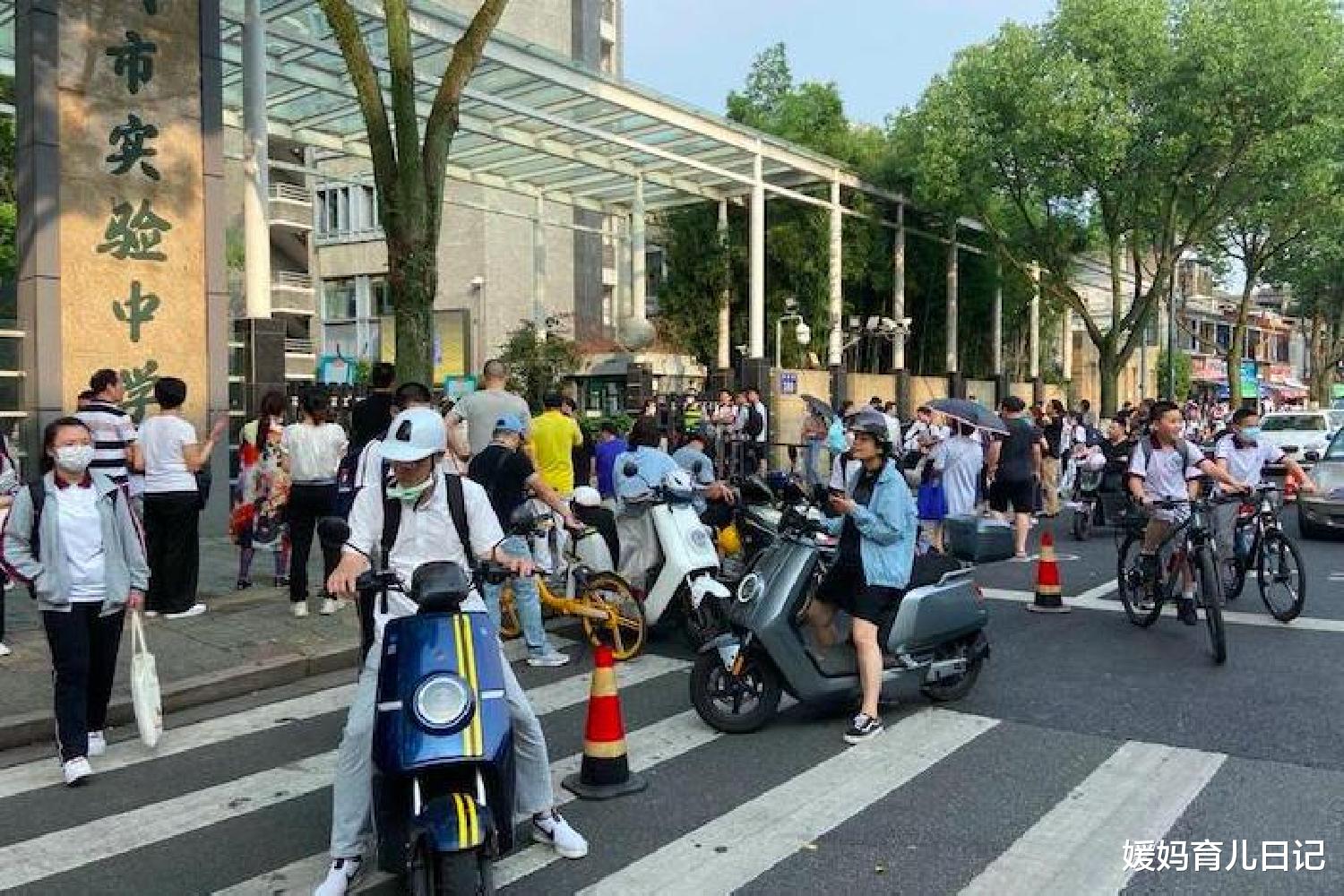 媛妈育儿日记|家长骑电动车接娃放学,被人吐槽“穷”,这种价值观咋教好娃