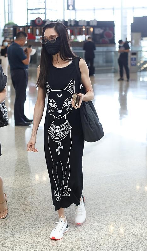 刘美华时尚 姑姑真的好温柔，穿黑色的服装低调还大方，气势不输奥运冠军