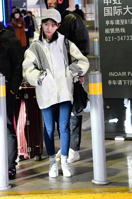 BiuVogue 鞠婧祎淡妆也很美，看着清纯多了，穿上牛仔裤更显年轻