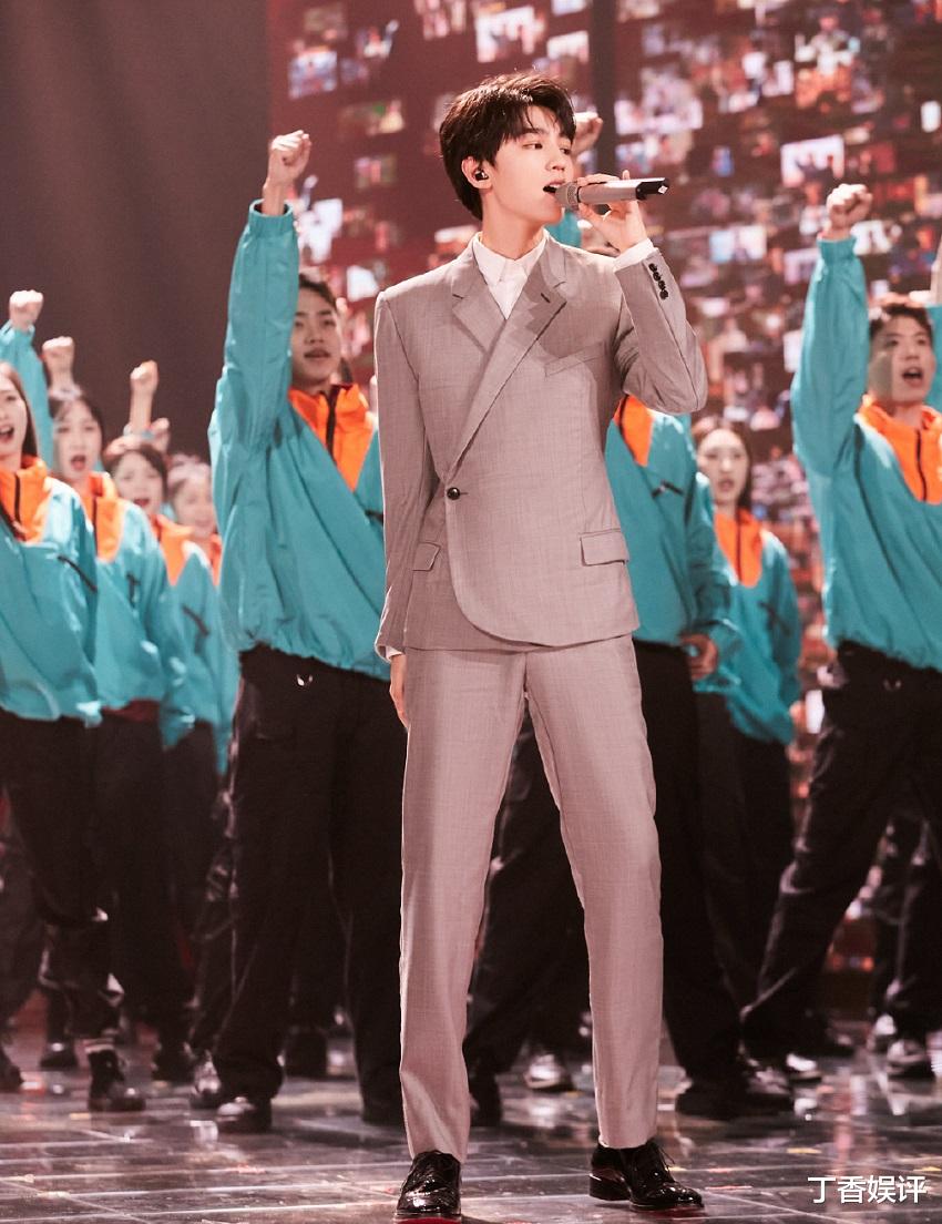 王俊凯|王俊凯关晓彤同台，两人身高差却成焦点，官方身高有无说谎很显然