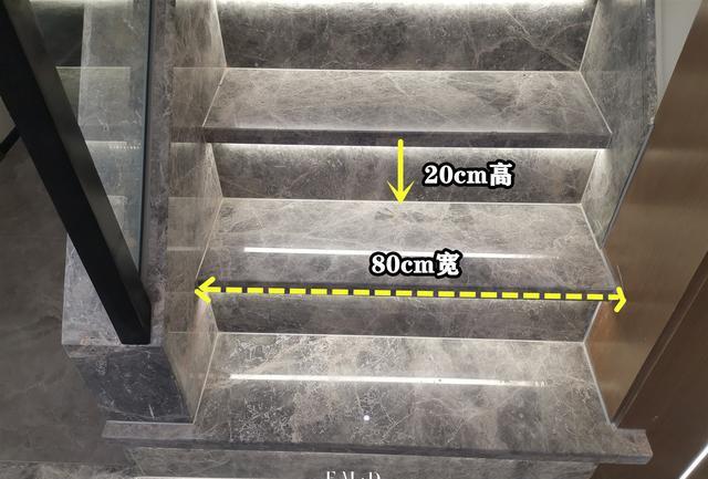 论高级感，天然大理石楼梯没输过！一层一层嵌上灯带，漂亮好抢眼