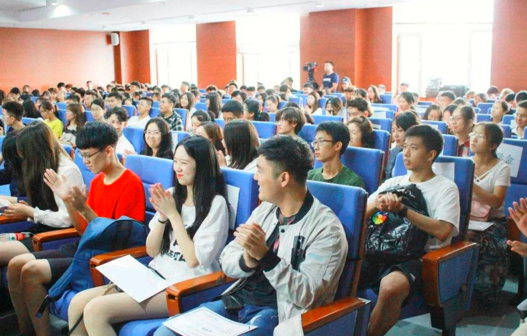 大学|大学生活也有“潜规则”，辅导员基本不会明说，可学生要小心谨慎