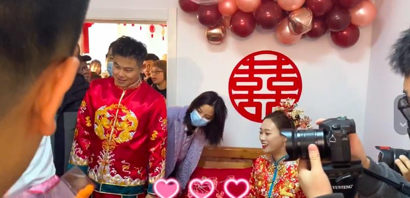 丹尼尔|辛芷蕾穿紫色西装参加弟弟的婚礼，低调又亲和，没有以往的霸气