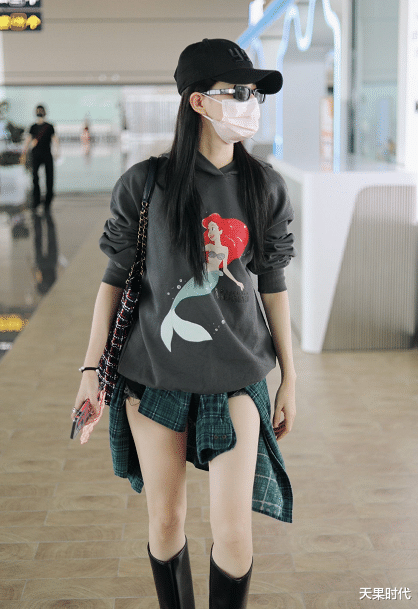 天果时代|徐璐这姐也太会穿，卫衣搭配短裤秀美腿，还不忘把衬衫当作裙子穿