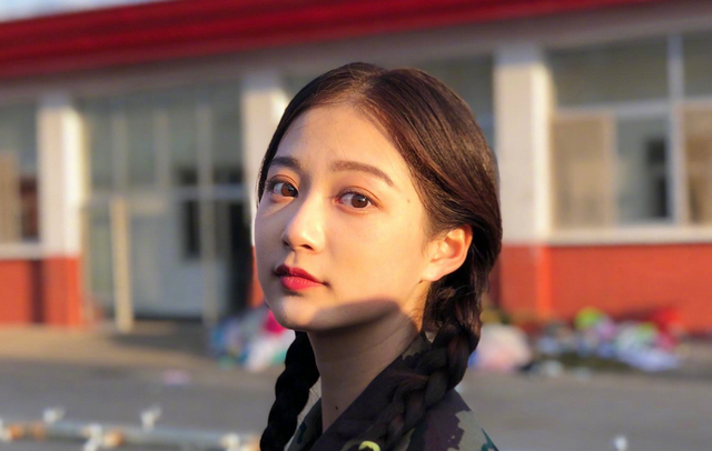 校花|网曝冯琳保研复旦,本人称“没入职,继续念书”,升级为复旦校花