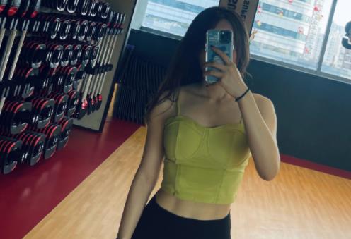 余霜|余霜在健身房大方自拍,小钰直言姐姐身材真好,腹肌都清晰可见了