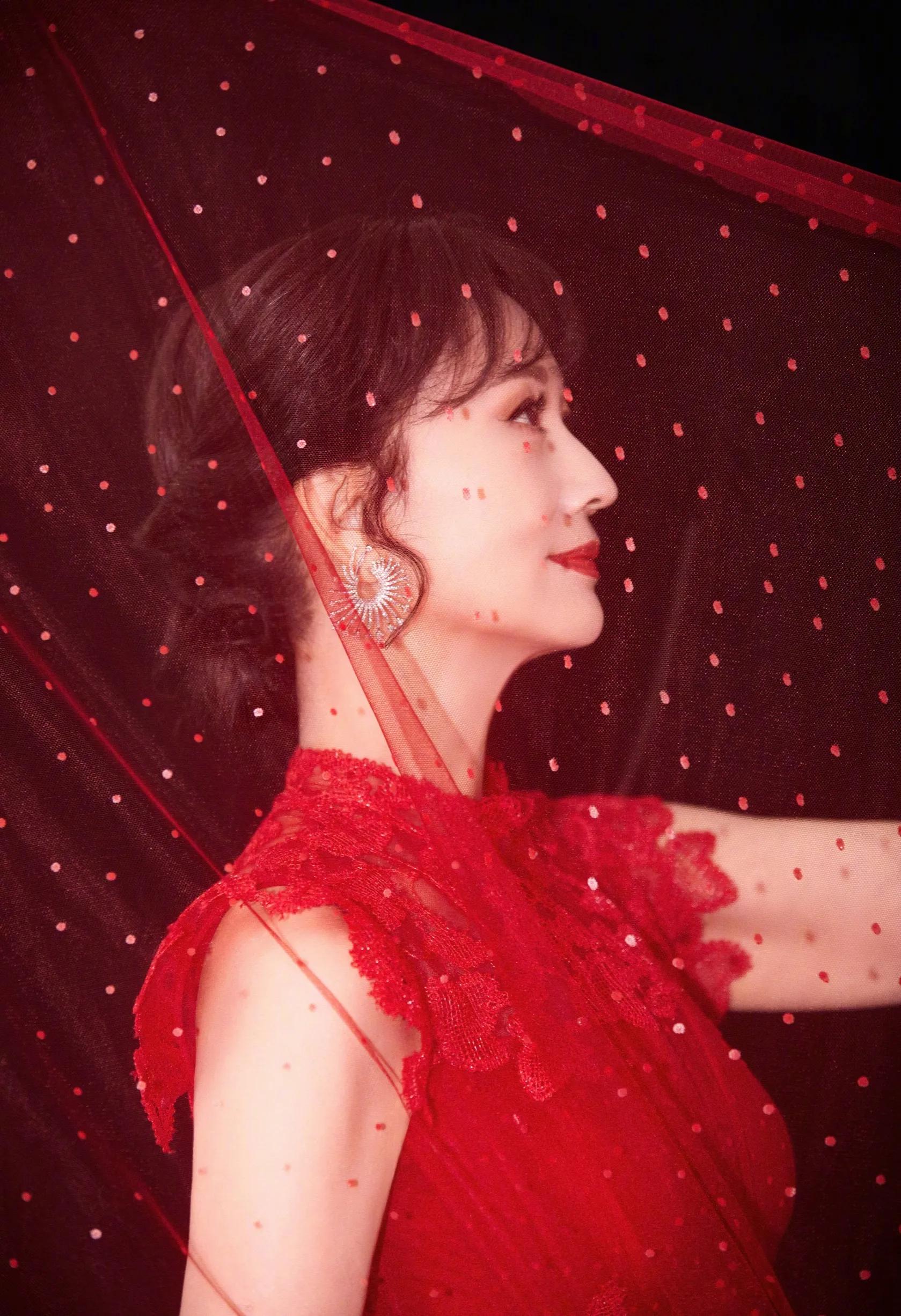 何炅|岁月不败美人，不老女神“白素贞”赵雅芝近况，艳丽依旧，端庄去初