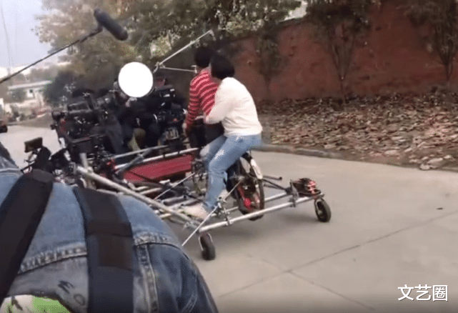 贾玲|《你好，李焕英》妈妈骑自行车载贾玲的戏竟然是假的！网友嘲贾玲太胖载不动