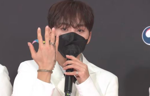 明星|韩国红毯明星尴尬现场：同台撞衫700元服装，造型全白被嘲像奔丧