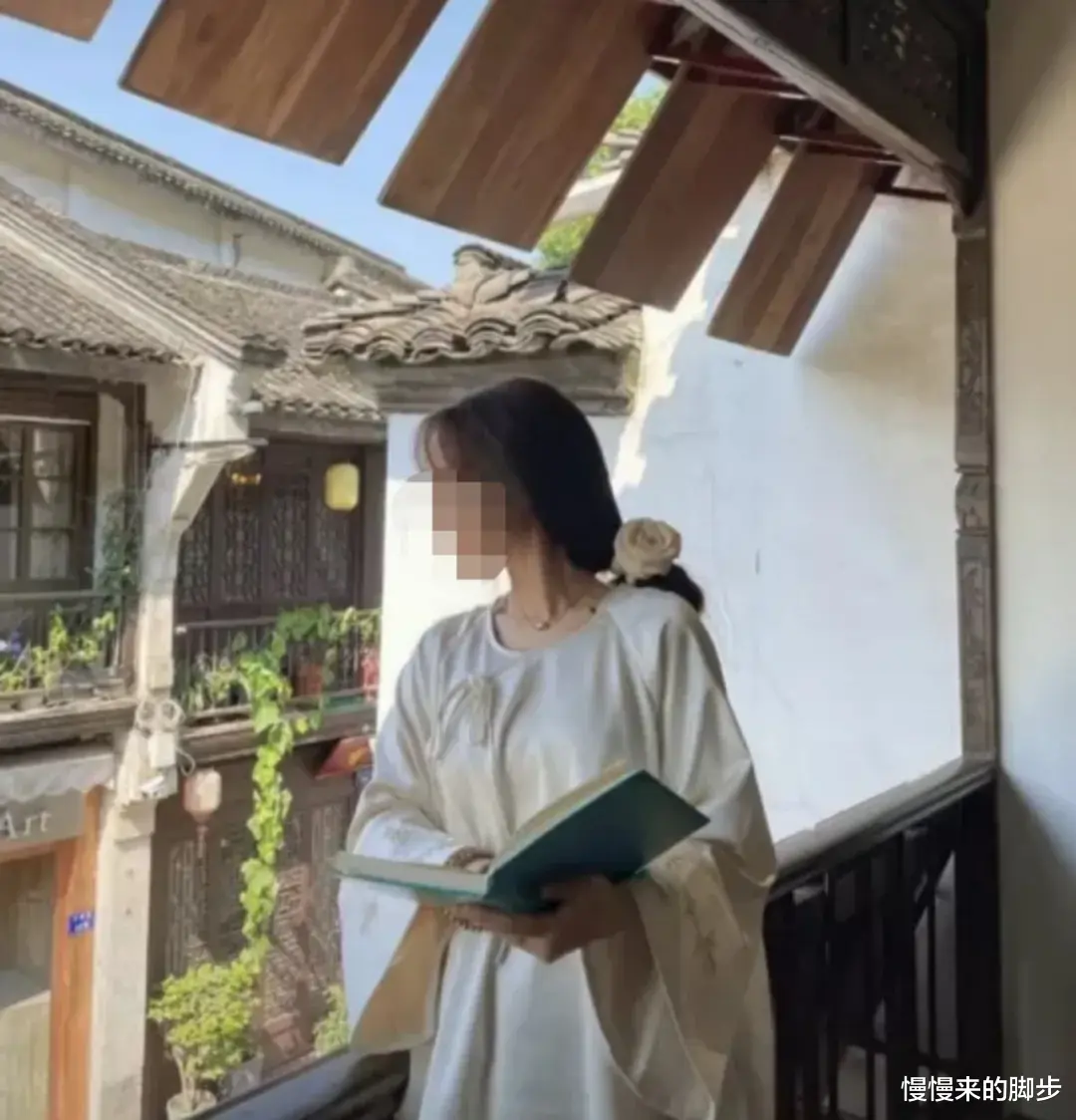 慢慢来的脚步|穿性感开叉旗袍逛寺庙，求求这群假名媛们做个人吧！！！