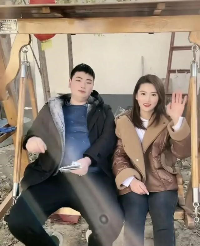 朱单伟|朱单伟刚离婚，又一位亚男现身，堵门、拉横幅向他求婚：娶我吧！