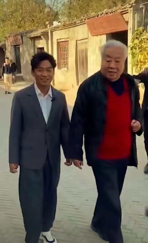 肖战|82岁老戏骨朱龙广罕曝近况，现身商演再扮如来，身形圆润精神抖擞