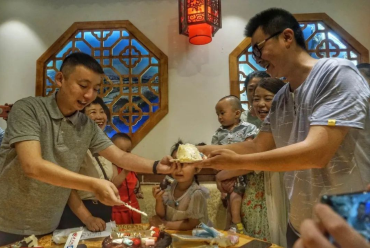 李昕言温度空间|郭威认亲，赣州商会横幅庆祝，姚策认亲，家族亲戚院里相聚，差距
