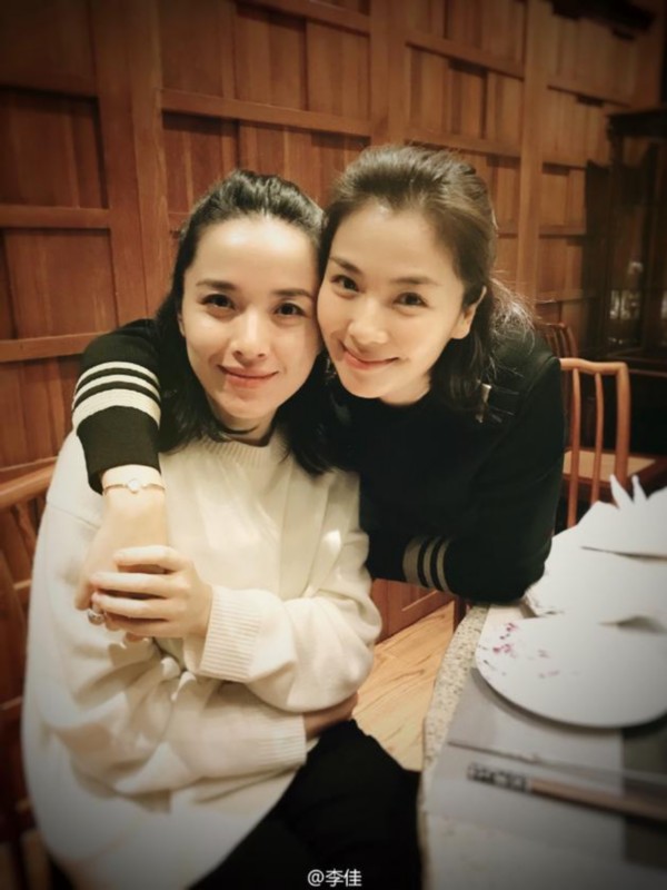 靳东|靳东妻子李佳，晒出近照，打扮低调随性，他们的大儿子实在太帅了