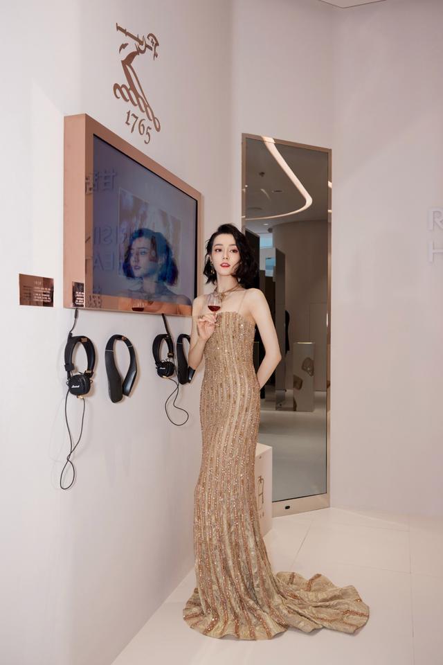 旗袍公馆 热巴又惊艳了，穿裸色吊带裙出席活动，尤物身材成焦点